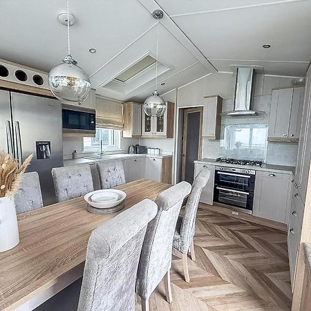 Beautiful Lodge With Full Sea Views At Broadland Sands In Suffolk Ref 20235Bs Hopton on Sea ภายนอก รูปภาพ