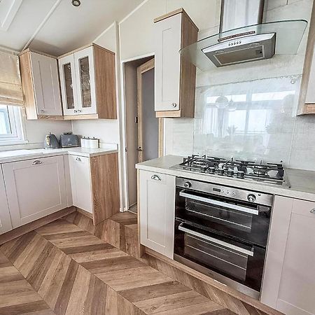 Beautiful Lodge With Full Sea Views At Broadland Sands In Suffolk Ref 20235Bs Hopton on Sea ภายนอก รูปภาพ